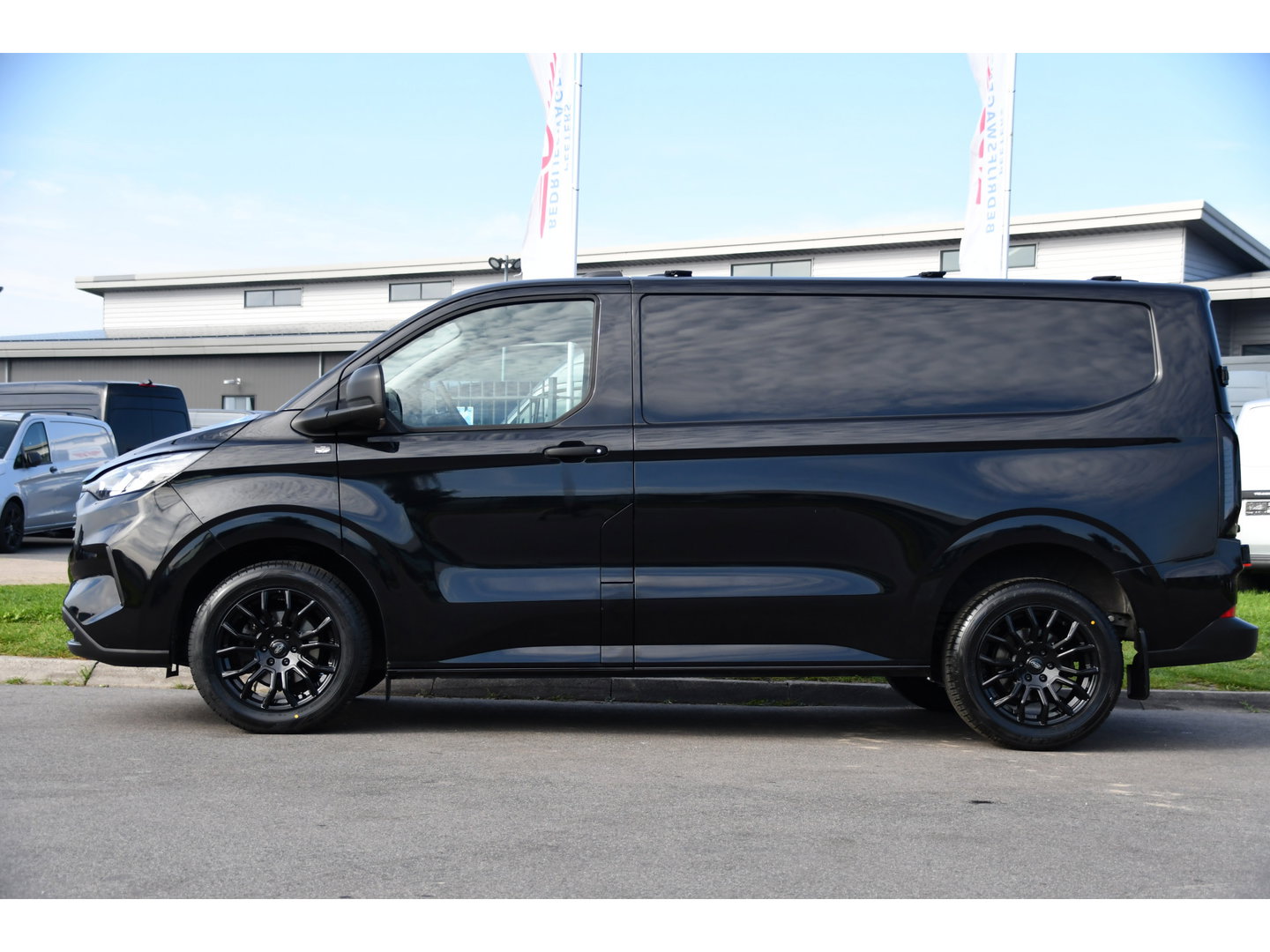 Ford Transit Custom 300 2.0 TDCI L1H1 Black Edition Cruise, Camera, Carplay, LED, 136pk, Automaat, NAVI, Airco, Multimedia, Uniek!