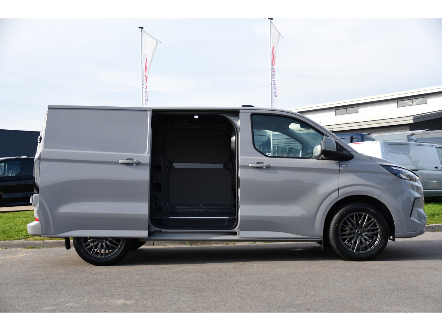 Ford Transit Custom 300 2.0 TDCI L1H1 Limited PB Edition Camera, Cruise, Carplay, LED, Stoelverwarming, 136pk, Automaat, Trekhaak, Multimedia, Uniek!