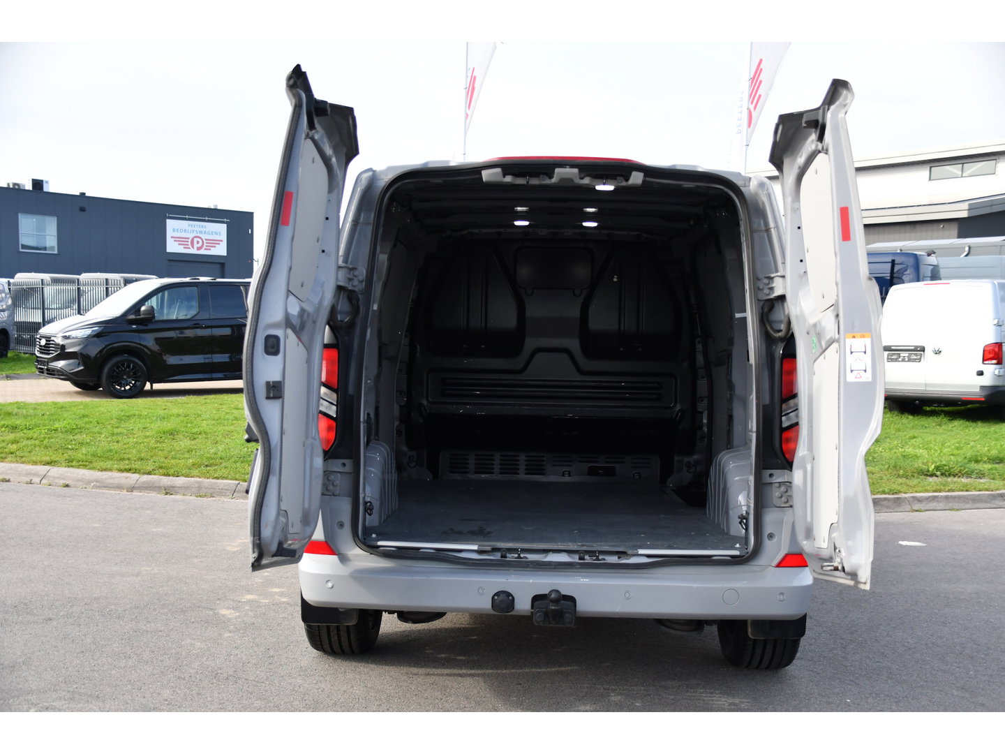 Ford Transit Custom 300 2.0 TDCI L1H1 Limited PB Edition Camera, Cruise, Carplay, LED, Stoelverwarming, 136pk, Automaat, Trekhaak, Multimedia, Uniek!