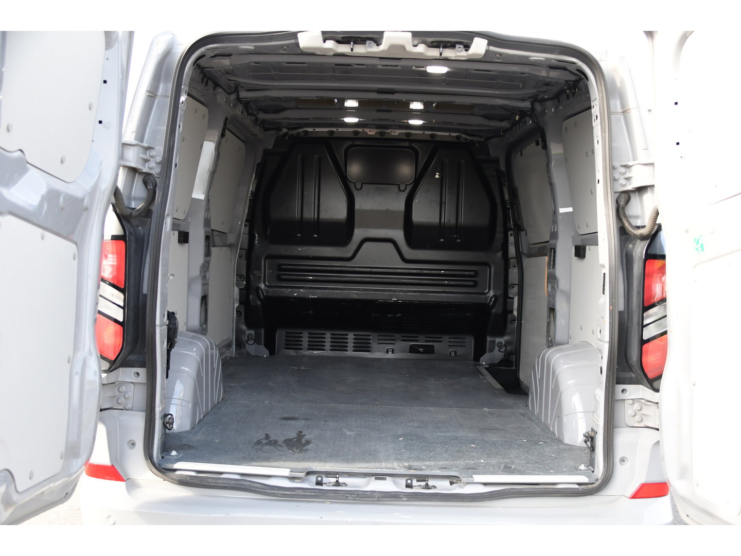 Ford Transit Custom 300 2.0 TDCI L1H1 Limited PB Edition Camera, Cruise, Carplay, LED, Stoelverwarming, 136pk, Automaat, Trekhaak, Multimedia, Uniek!