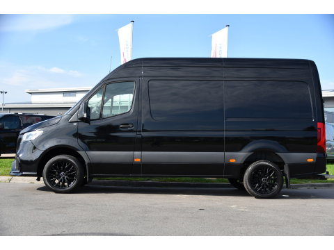 Mercedes-Benz Sprinter 319 1.9 CDI L2H2 AMG Black Edition Adaptieve Cruise, Carplay, 3500kg Trekhaak, Camera, LED, 190pk, 10,5'' Mbux, Sensoren, Leder, Standkachel. Automaat, Uniek!