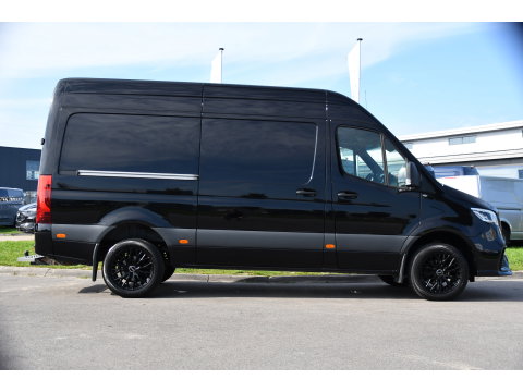 Mercedes-Benz Sprinter 319 1.9 CDI L2H2 AMG Black Edition Adaptieve Cruise, Carplay, 3500kg Trekhaak, Camera, LED, 190pk, 10,5'' Mbux, Sensoren, Leder, Standkachel. Automaat, Uniek!