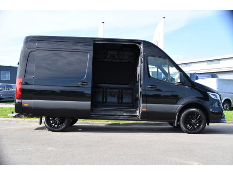 Mercedes-Benz Sprinter 319 1.9 CDI L2H2 AMG Black Edition Adaptieve Cruise, Carplay, 3500kg Trekhaak, Camera, LED, 190pk, 10,5'' Mbux, Sensoren, Leder, Standkachel. Automaat, Uniek!