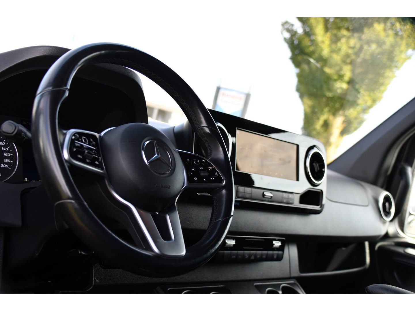 Mercedes-Benz Sprinter 319 1.9 CDI L2H2 AMG Black Edition Adaptieve Cruise, Carplay, 3500kg Trekhaak, Camera, LED, 190pk, 10,5'' Mbux, Sensoren, Leder, Standkachel. Automaat, Uniek!