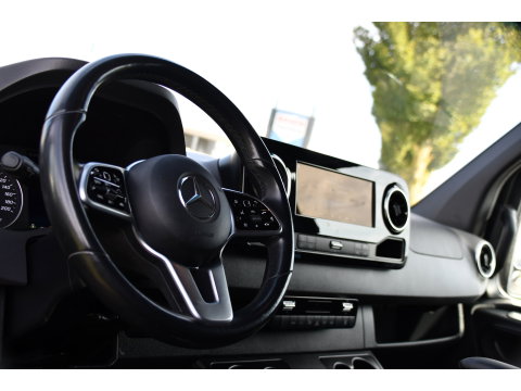 Mercedes-Benz Sprinter 319 1.9 CDI L2H2 AMG Black Edition Adaptieve Cruise, Carplay, 3500kg Trekhaak, Camera, LED, 190pk, 10,5'' Mbux, Sensoren, Leder, Standkachel. Automaat, Uniek!
