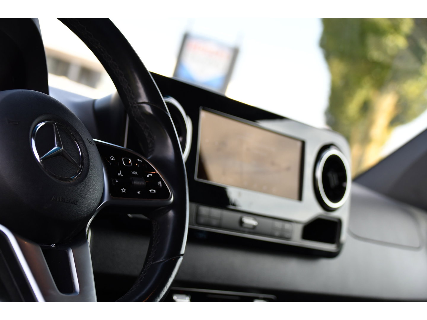 Mercedes-Benz Sprinter 319 1.9 CDI L2H2 AMG Black Edition Adaptieve Cruise, Carplay, 3500kg Trekhaak, Camera, LED, 190pk, 10,5'' Mbux, Sensoren, Leder, Standkachel. Automaat, Uniek!