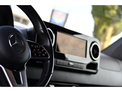 Mercedes-Benz Sprinter 319 1.9 CDI L2H2 AMG Black Edition Adaptieve Cruise, Carplay, 3500kg Trekhaak, Camera, LED, 190pk, 10,5'' Mbux, Sensoren, Leder, Standkachel. Automaat, Uniek!