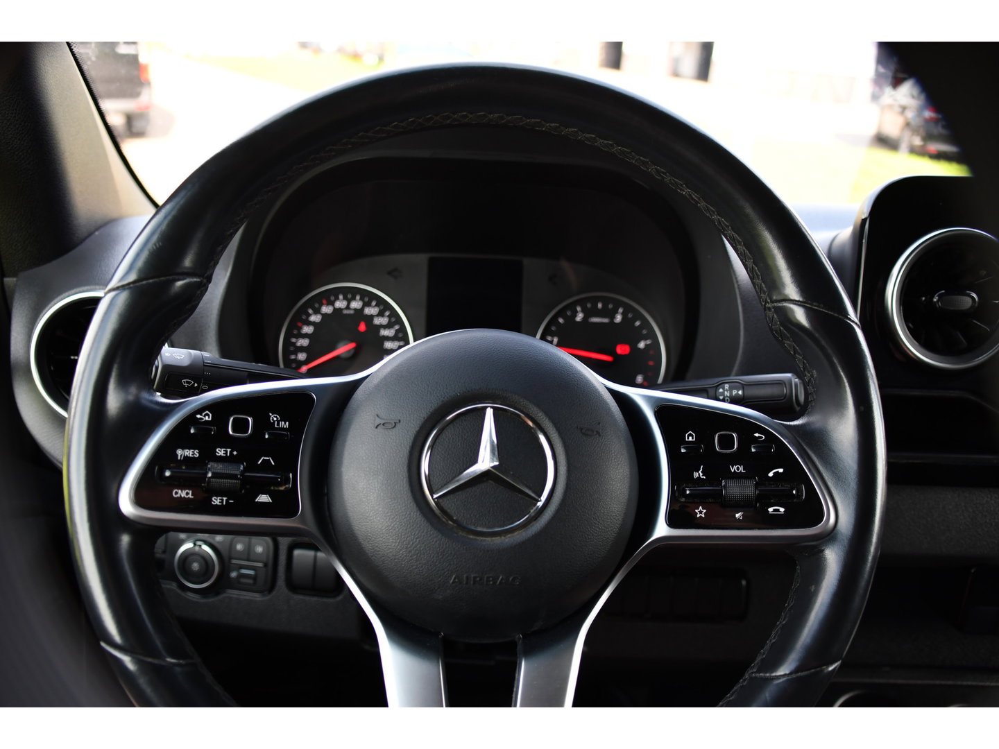 Mercedes-Benz Sprinter 319 1.9 CDI L2H2 AMG Black Edition Adaptieve Cruise, Carplay, 3500kg Trekhaak, Camera, LED, 190pk, 10,5'' Mbux, Sensoren, Leder, Standkachel. Automaat, Uniek!