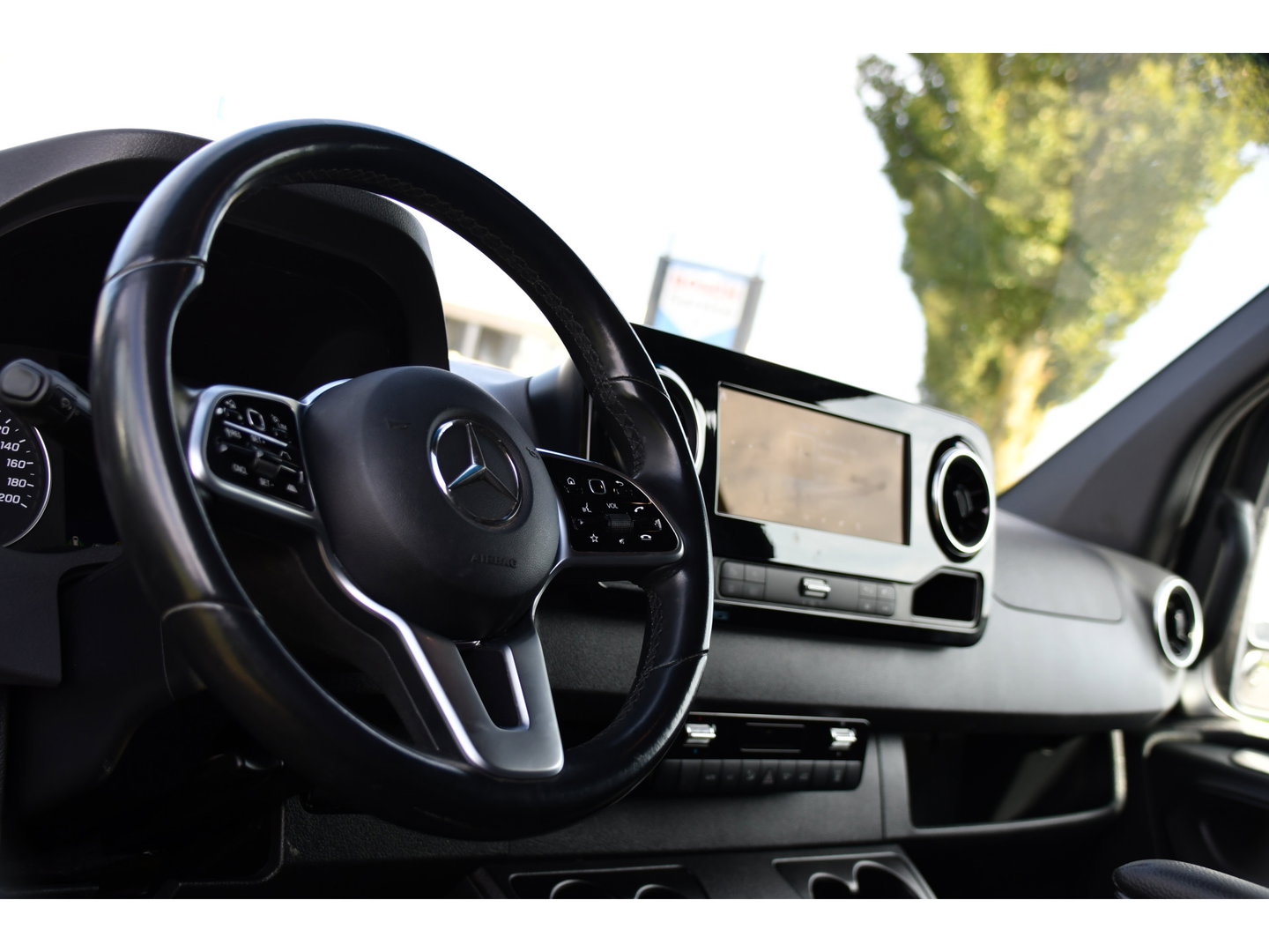 Mercedes-Benz Sprinter 319 1.9 CDI L2H2 AMG Black Edition Adaptieve Cruise, Carplay, 3500kg Trekhaak, Camera, LED, 190pk, 10,5'' Mbux, Sensoren, Leder, Standkachel. Automaat, Uniek!