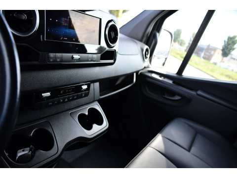 Mercedes-Benz Sprinter 319 1.9 CDI L2H2 AMG Black Edition Adaptieve Cruise, Carplay, 3500kg Trekhaak, Camera, LED, 190pk, 10,5'' Mbux, Sensoren, Leder, Standkachel. Automaat, Uniek!