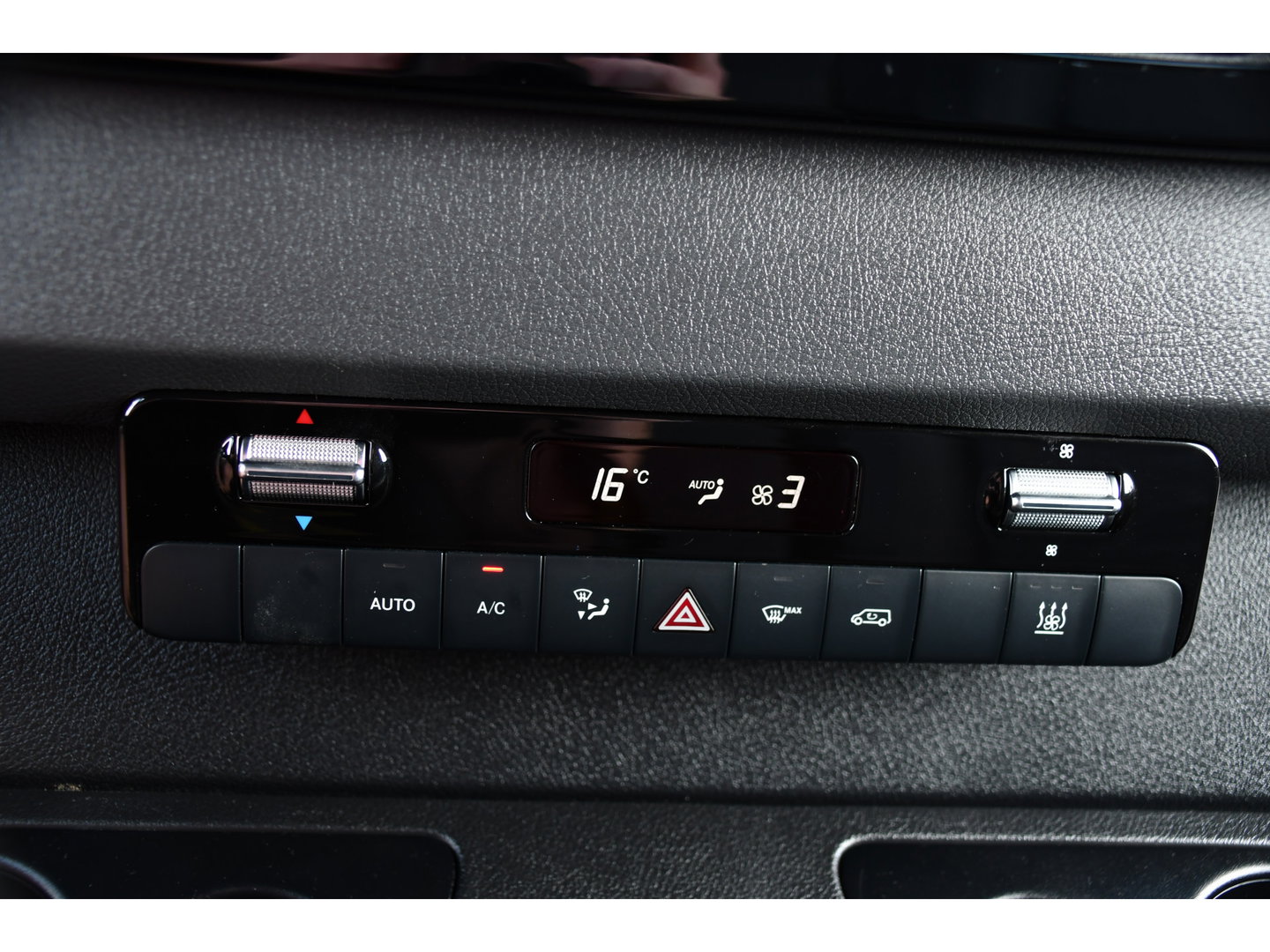 Mercedes-Benz Sprinter 319 1.9 CDI L2H2 AMG Black Edition Adaptieve Cruise, Carplay, 3500kg Trekhaak, Camera, LED, 190pk, 10,5'' Mbux, Sensoren, Leder, Standkachel. Automaat, Uniek!