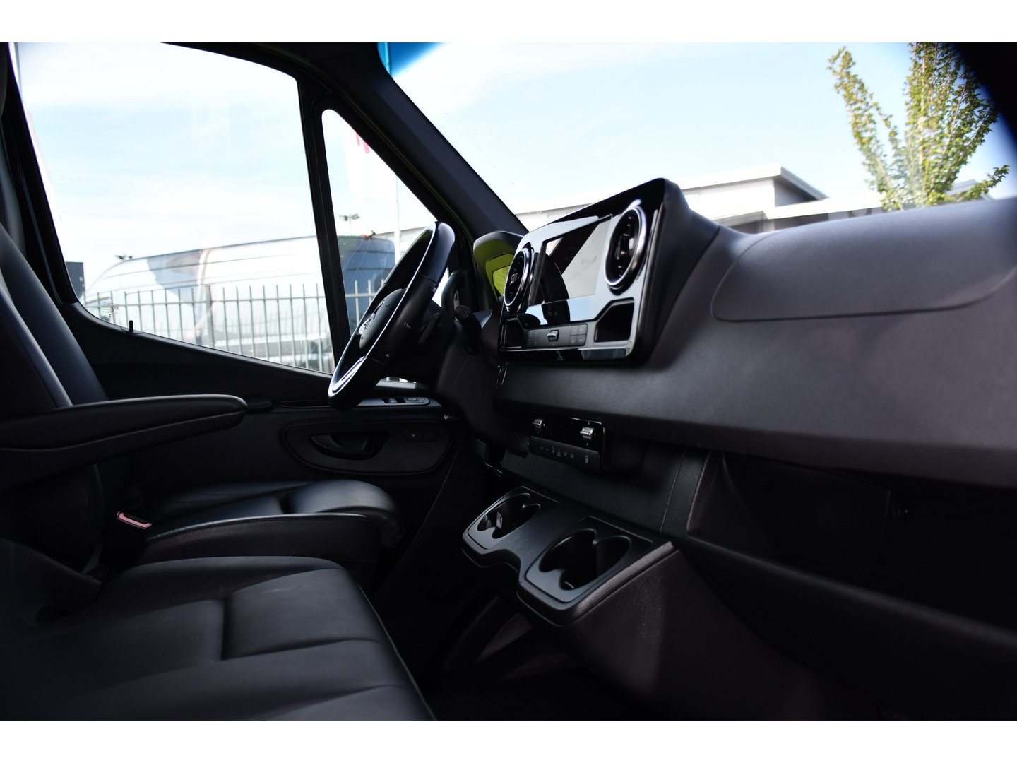 Mercedes-Benz Sprinter 319 1.9 CDI L2H2 AMG Black Edition Adaptieve Cruise, Carplay, 3500kg Trekhaak, Camera, LED, 190pk, 10,5'' Mbux, Sensoren, Leder, Standkachel. Automaat, Uniek!