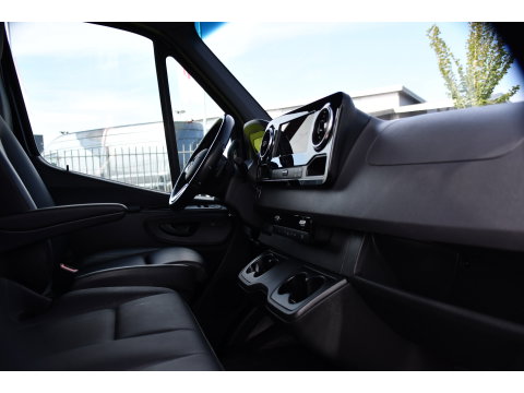 Mercedes-Benz Sprinter 319 1.9 CDI L2H2 AMG Black Edition Adaptieve Cruise, Carplay, 3500kg Trekhaak, Camera, LED, 190pk, 10,5'' Mbux, Sensoren, Leder, Standkachel. Automaat, Uniek!