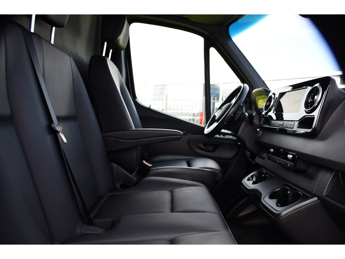 Mercedes-Benz Sprinter 319 1.9 CDI L2H2 AMG Black Edition Adaptieve Cruise, Carplay, 3500kg Trekhaak, Camera, LED, 190pk, 10,5'' Mbux, Sensoren, Leder, Standkachel. Automaat, Uniek!