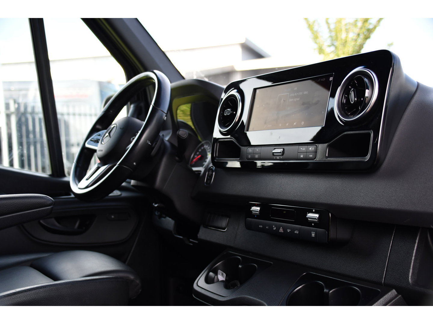 Mercedes-Benz Sprinter 319 1.9 CDI L2H2 AMG Black Edition Adaptieve Cruise, Carplay, 3500kg Trekhaak, Camera, LED, 190pk, 10,5'' Mbux, Sensoren, Leder, Standkachel. Automaat, Uniek!