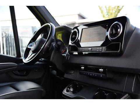 Mercedes-Benz Sprinter 319 1.9 CDI L2H2 AMG Black Edition Adaptieve Cruise, Carplay, 3500kg Trekhaak, Camera, LED, 190pk, 10,5'' Mbux, Sensoren, Leder, Standkachel. Automaat, Uniek!