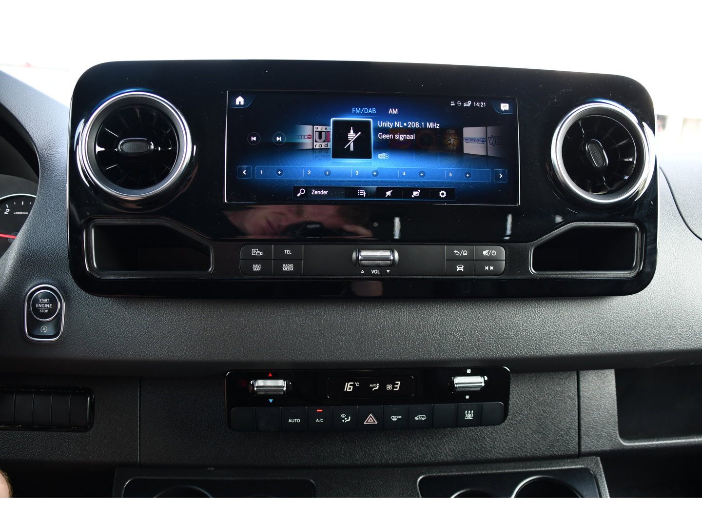 Mercedes-Benz Sprinter 319 1.9 CDI L2H2 AMG Black Edition Adaptieve Cruise, Carplay, 3500kg Trekhaak, Camera, LED, 190pk, 10,5'' Mbux, Sensoren, Leder, Standkachel. Automaat, Uniek!