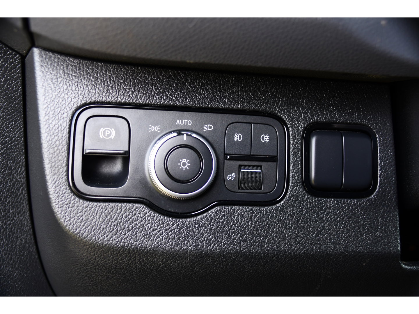 Mercedes-Benz Sprinter 319 1.9 CDI L2H2 AMG Black Edition Adaptieve Cruise, Carplay, 3500kg Trekhaak, Camera, LED, 190pk, 10,5'' Mbux, Sensoren, Leder, Standkachel. Automaat, Uniek!