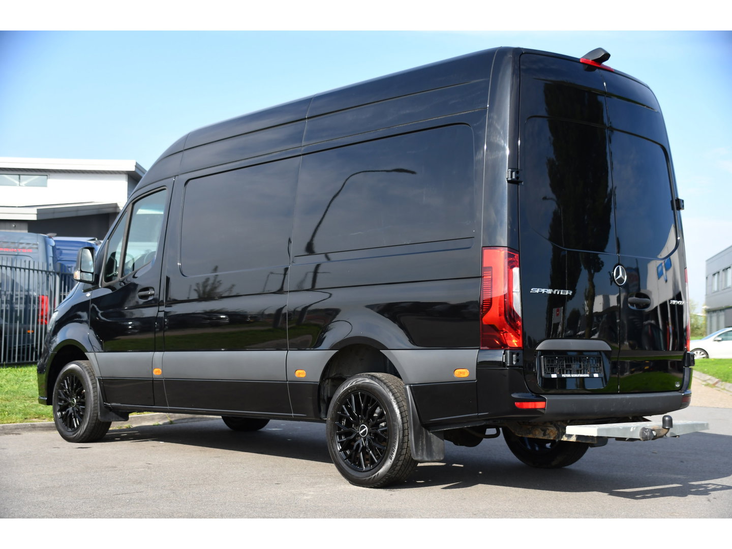 Mercedes-Benz Sprinter 319 1.9 CDI L2H2 AMG Black Edition Adaptieve Cruise, Carplay, 3500kg Trekhaak, Camera, LED, 190pk, 10,5'' Mbux, Sensoren, Leder, Standkachel. Automaat, Uniek!