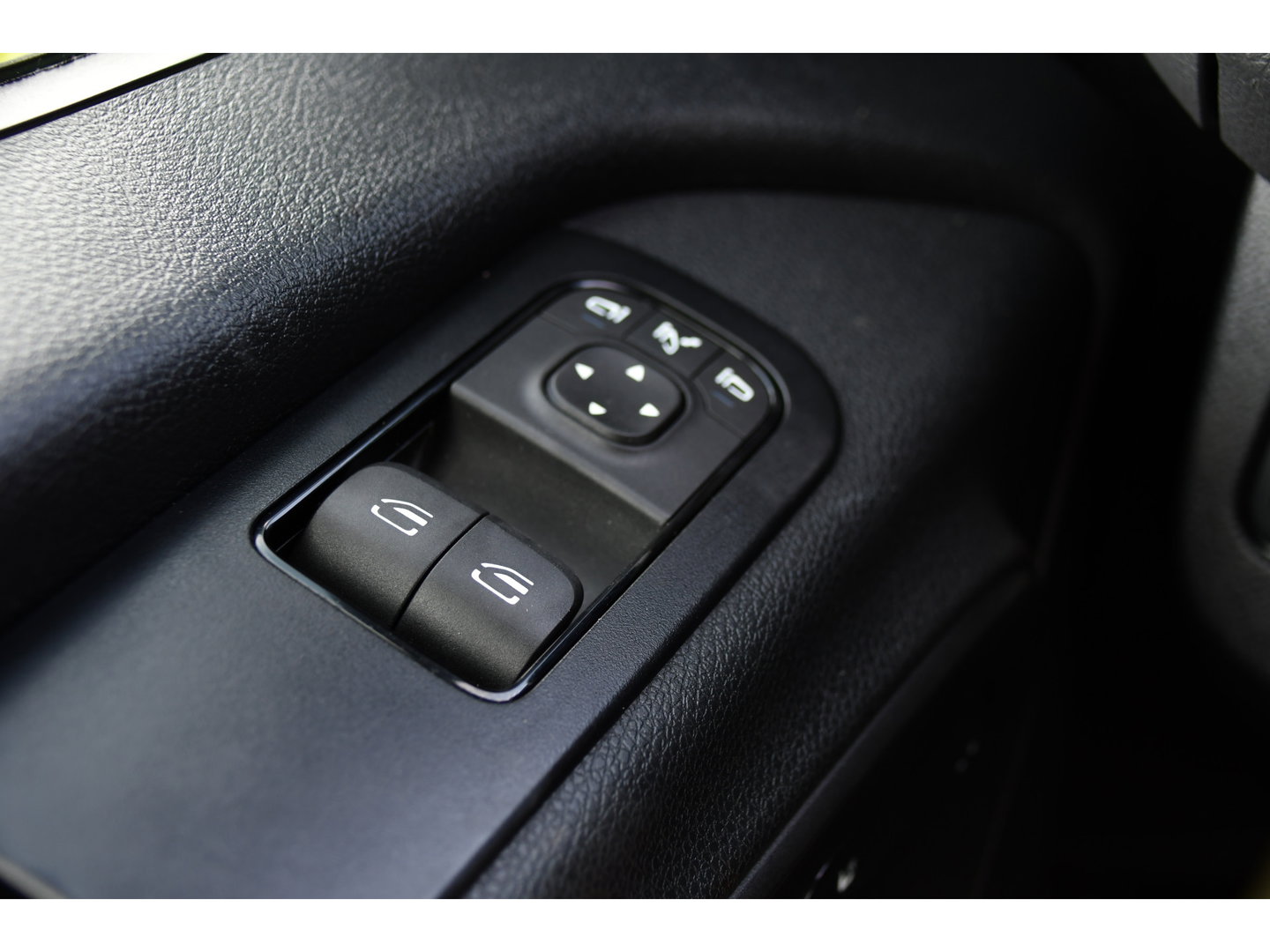 Mercedes-Benz Sprinter 319 1.9 CDI L2H2 AMG Black Edition Adaptieve Cruise, Carplay, 3500kg Trekhaak, Camera, LED, 190pk, 10,5'' Mbux, Sensoren, Leder, Standkachel. Automaat, Uniek!