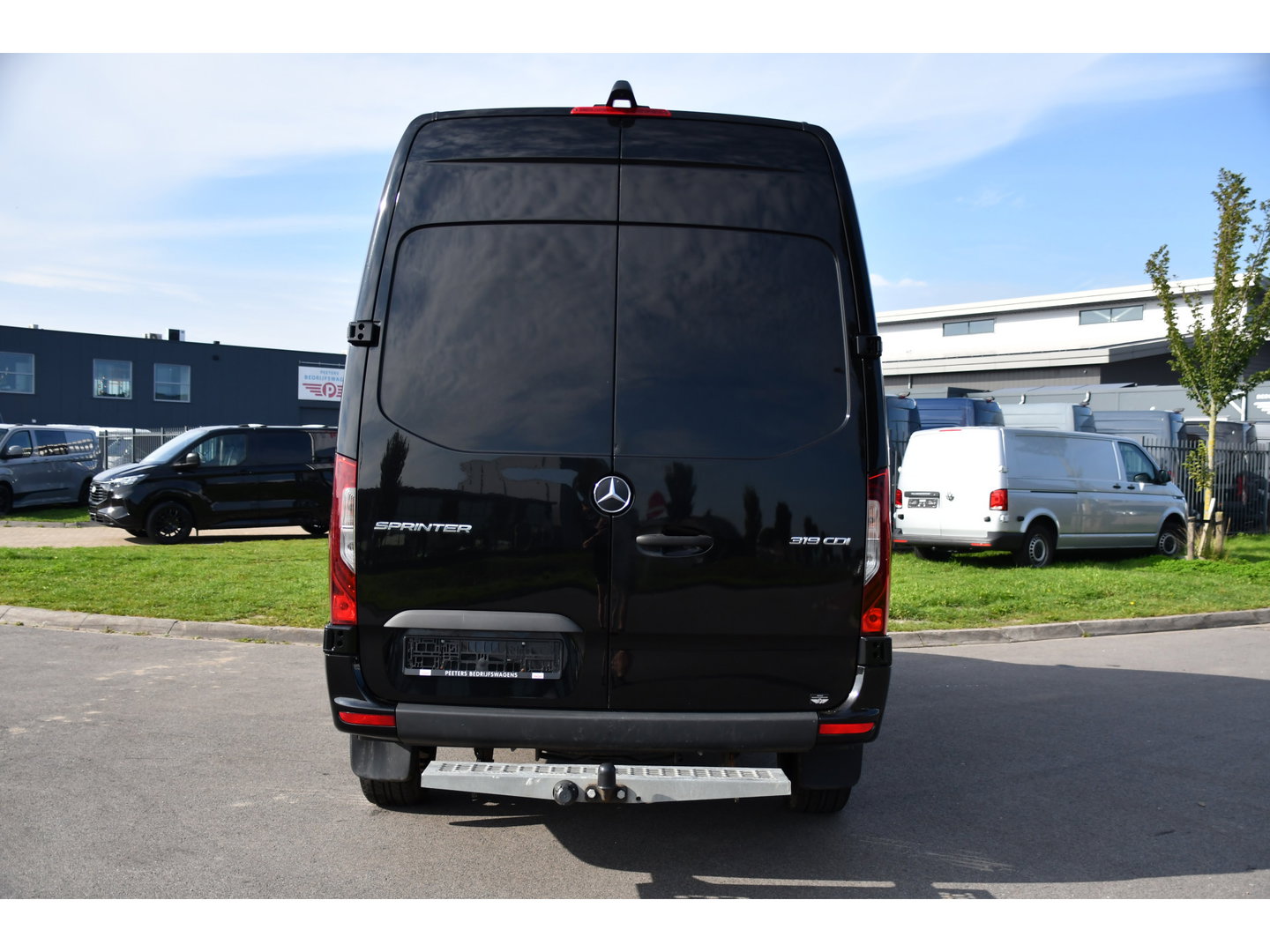 Mercedes-Benz Sprinter 319 1.9 CDI L2H2 AMG Black Edition Adaptieve Cruise, Carplay, 3500kg Trekhaak, Camera, LED, 190pk, 10,5'' Mbux, Sensoren, Leder, Standkachel. Automaat, Uniek!