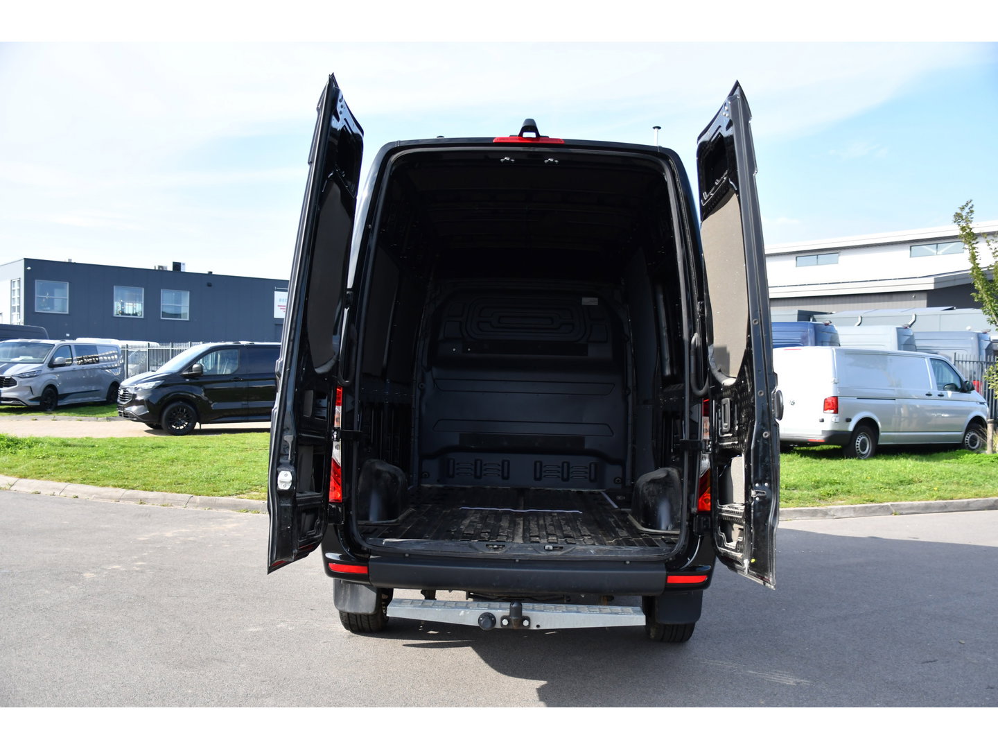 Mercedes-Benz Sprinter 319 1.9 CDI L2H2 AMG Black Edition Adaptieve Cruise, Carplay, 3500kg Trekhaak, Camera, LED, 190pk, 10,5'' Mbux, Sensoren, Leder, Standkachel. Automaat, Uniek!