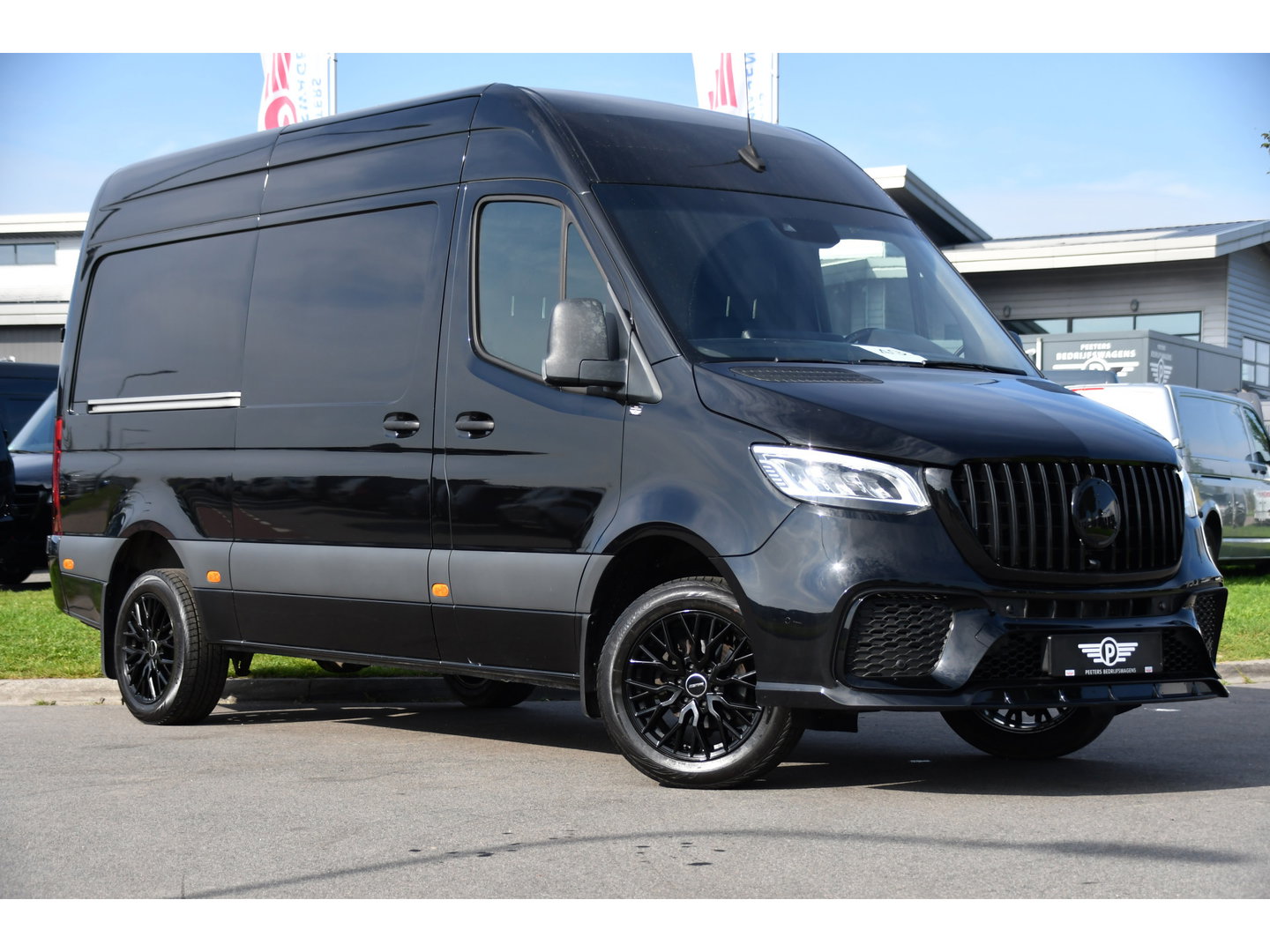 Mercedes-Benz Sprinter 319 1.9 CDI L2H2 AMG Black Edition Adaptieve Cruise, Carplay, 3500kg Trekhaak, Camera, LED, 190pk, 10,5'' Mbux, Sensoren, Leder, Standkachel. Automaat, Uniek!