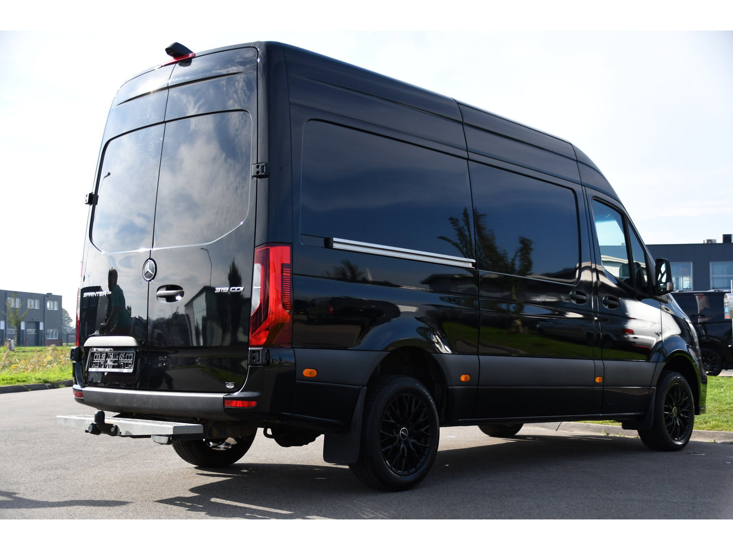 Mercedes-Benz Sprinter 319 1.9 CDI L2H2 AMG Black Edition Adaptieve Cruise, Carplay, 3500kg Trekhaak, Camera, LED, 190pk, 10,5'' Mbux, Sensoren, Leder, Standkachel. Automaat, Uniek!