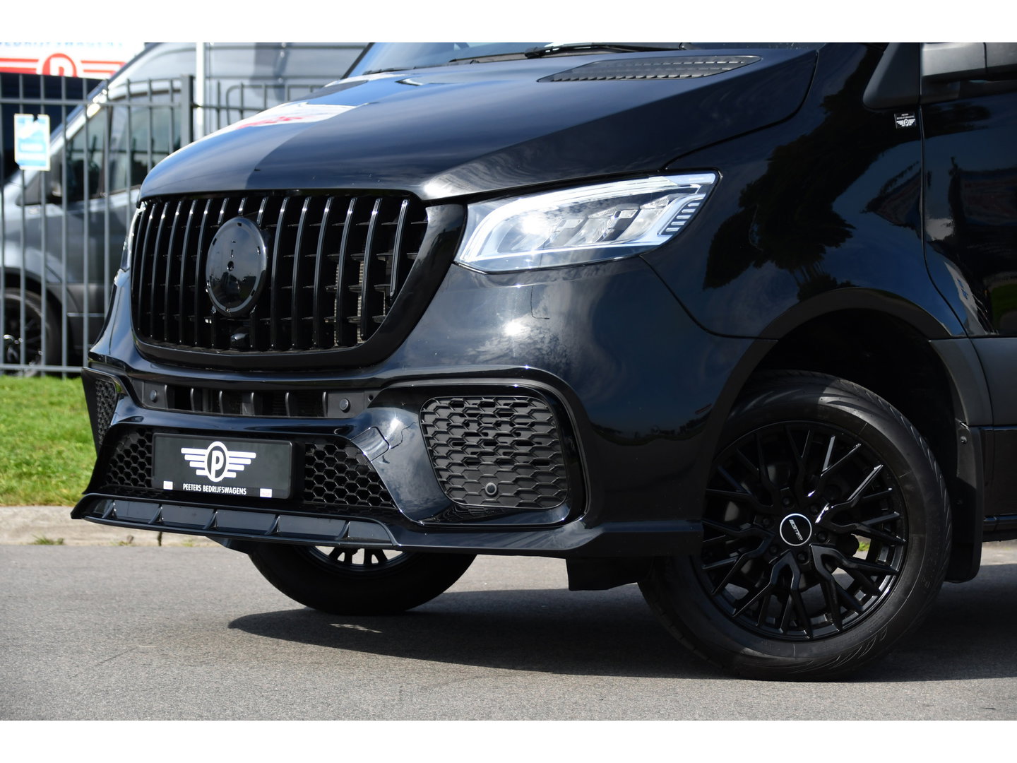Mercedes-Benz Sprinter 319 1.9 CDI L2H2 AMG Black Edition Adaptieve Cruise, Carplay, 3500kg Trekhaak, Camera, LED, 190pk, 10,5'' Mbux, Sensoren, Leder, Standkachel. Automaat, Uniek!