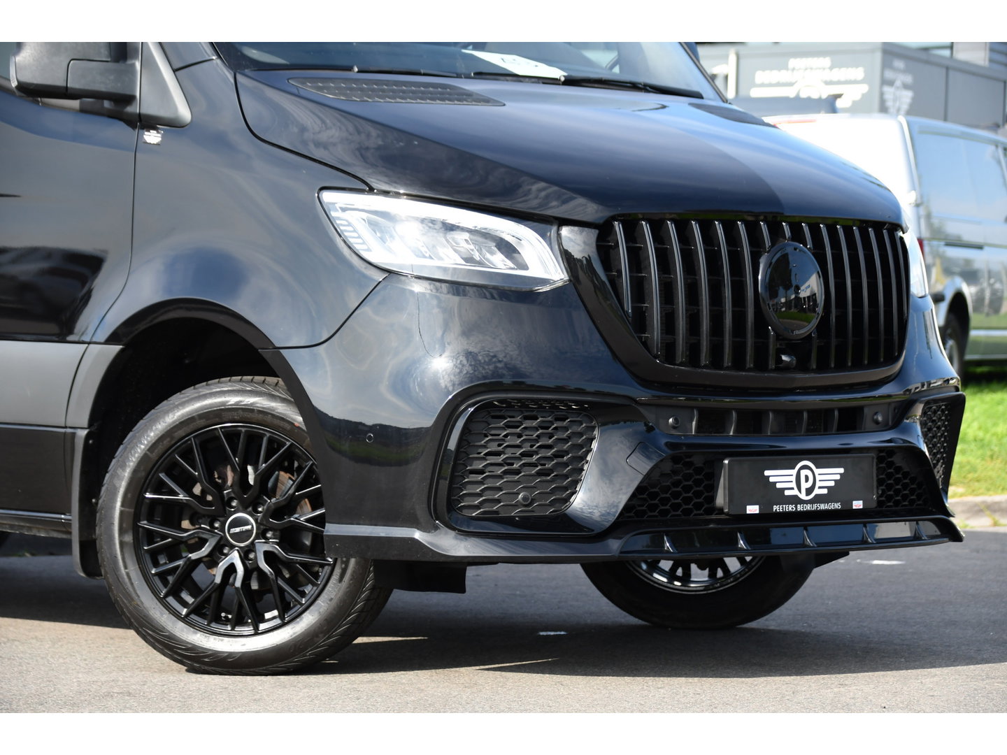 Mercedes-Benz Sprinter 319 1.9 CDI L2H2 AMG Black Edition Adaptieve Cruise, Carplay, 3500kg Trekhaak, Camera, LED, 190pk, 10,5'' Mbux, Sensoren, Leder, Standkachel. Automaat, Uniek!
