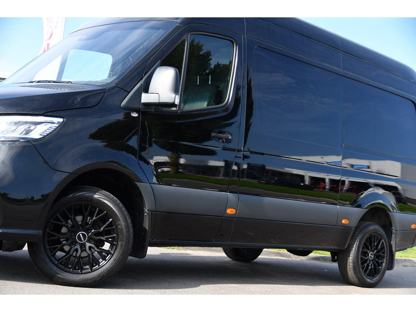 Mercedes-Benz Sprinter 319 1.9 CDI L2H2 AMG Black Edition Adaptieve Cruise, Carplay, 3500kg Trekhaak, Camera, LED, 190pk, 10,5'' Mbux, Sensoren, Leder, Standkachel. Automaat, Uniek!