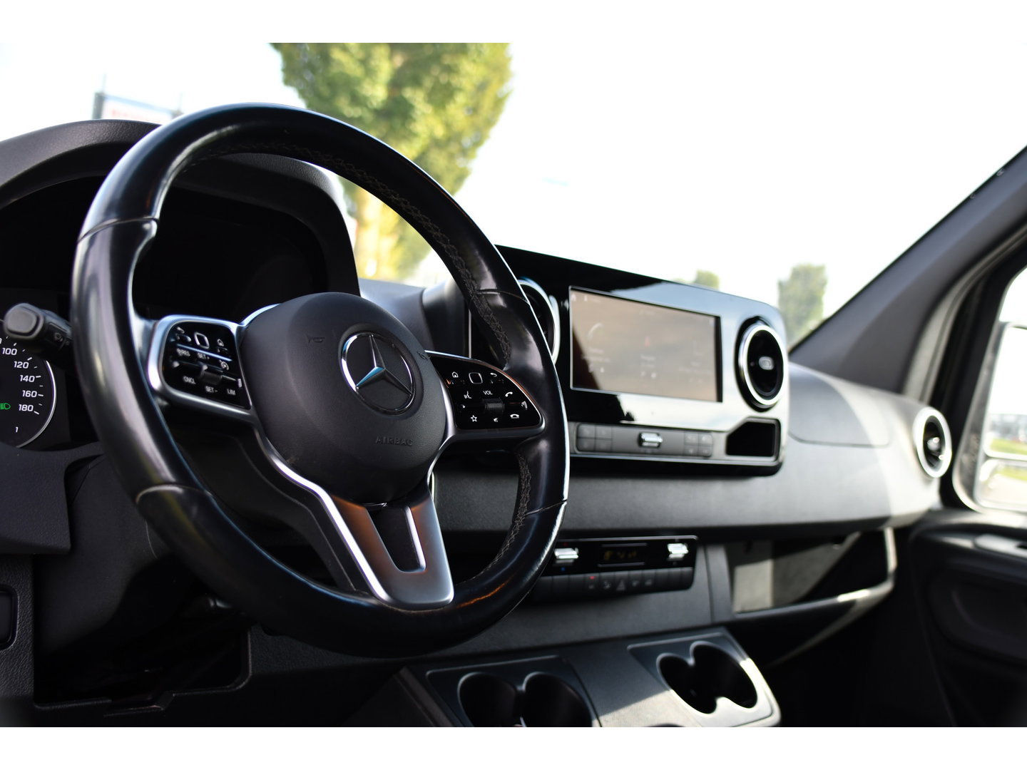 Mercedes-Benz Sprinter 319 1.9 CDI L2H2 RWD Black Edition 360 Camera, Cruise, LED, 3500kg Trekhaak, Standkachel, Carplay, Leder, 10,5'' Mbux, 190pk,
