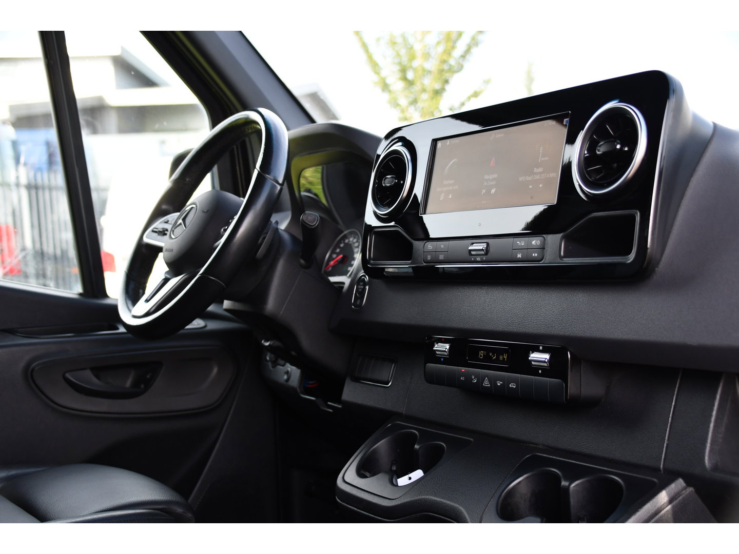 Mercedes-Benz Sprinter 319 1.9 CDI L2H2 RWD Black Edition 360 Camera, Cruise, LED, 3500kg Trekhaak, Standkachel, Carplay, Leder, 10,5'' Mbux, 190pk,