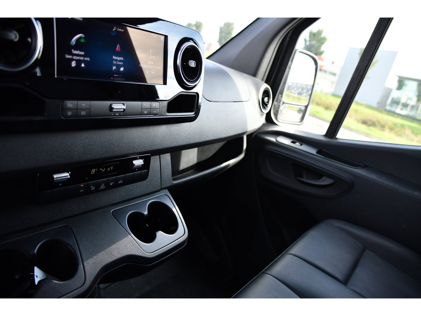 Mercedes-Benz Sprinter 319 1.9 CDI L2H2 RWD Black Edition 360 Camera, Cruise, LED, 3500kg Trekhaak, Standkachel, Carplay, Leder, 10,5'' Mbux, 190pk,