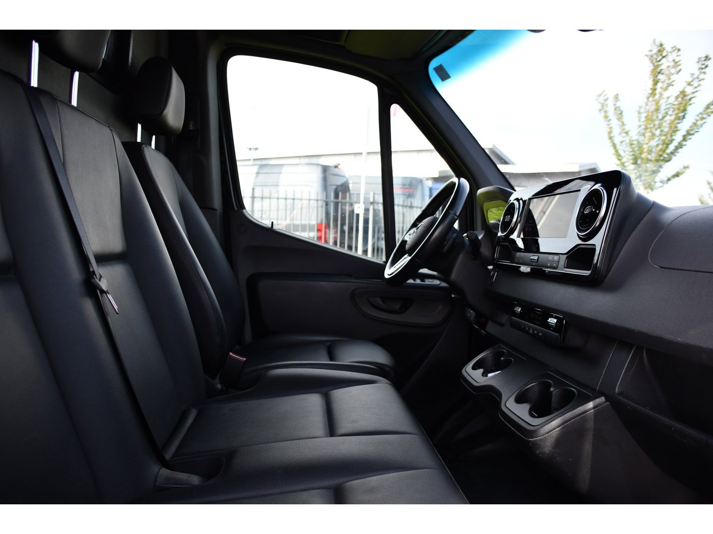 Mercedes-Benz Sprinter 319 1.9 CDI L2H2 RWD Black Edition 360 Camera, Cruise, LED, 3500kg Trekhaak, Standkachel, Carplay, Leder, 10,5'' Mbux, 190pk,