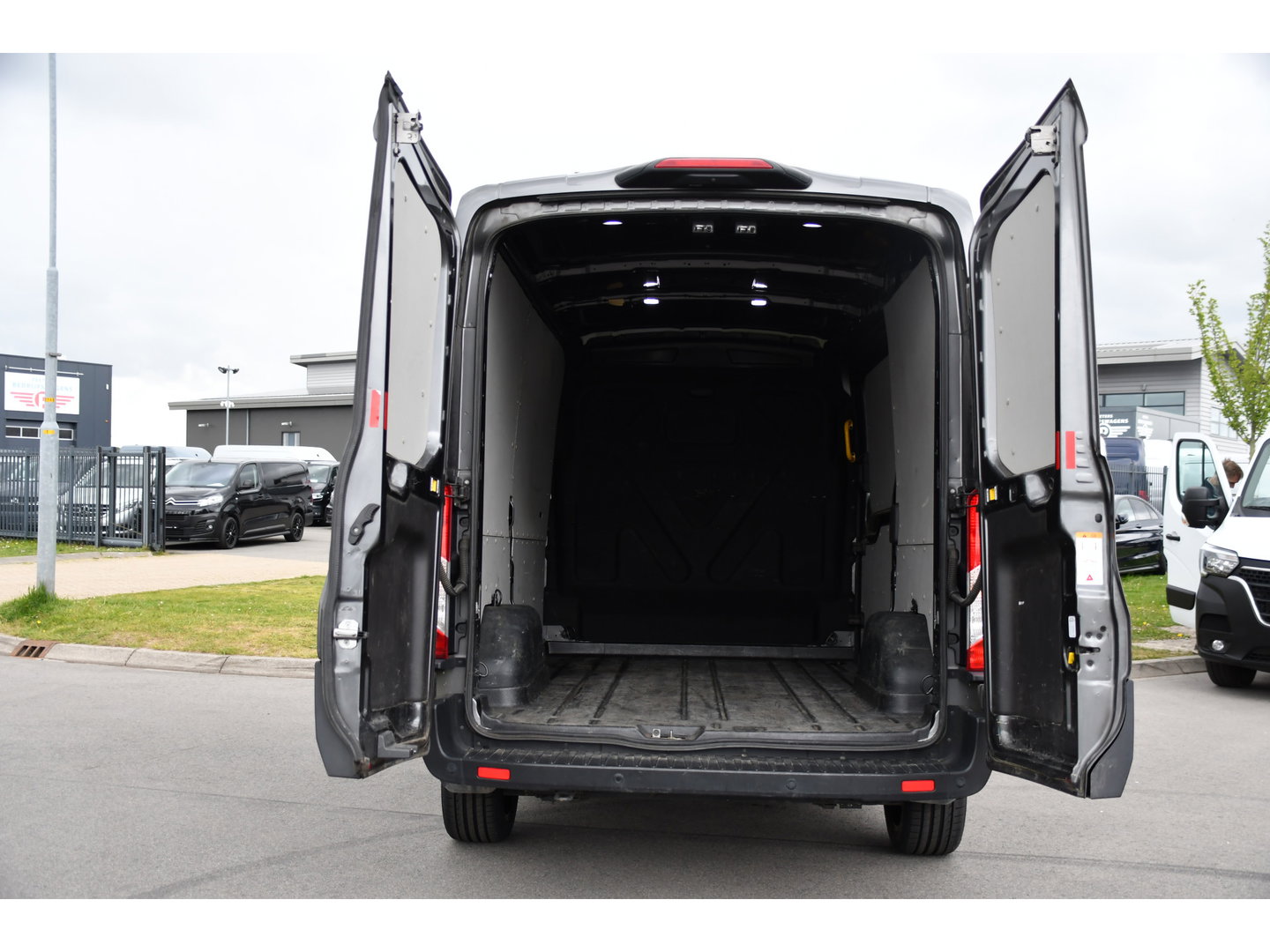 Ford Transit 350 2.0 TDCI L2H2 Limited PB Edition Cruise, Camera, Carplay, Xenon, 185pk, Multimedia, Automaat, Trekhaak, Betimmering, Uniek!