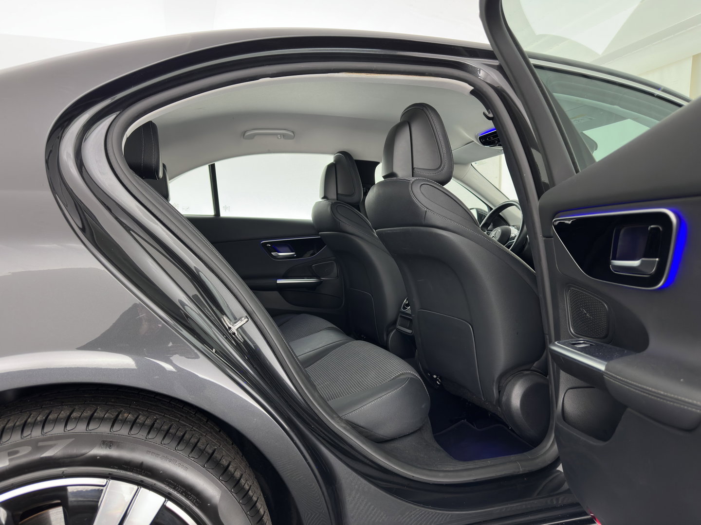 Mercedes-Benz C-Klasse 300 e Luxury Line (INCL-BTW)  *AUT | FULL-LED |  WIDESCREEN-COCKPIT | COMFORTSEATS | ADAPTIVE-CRUISE | CAMERA | NAVI-FULLMAP | SHIFTPADDLES | PRIVACY-GLASS | DAB | AMBIENTLIGHT | 17''