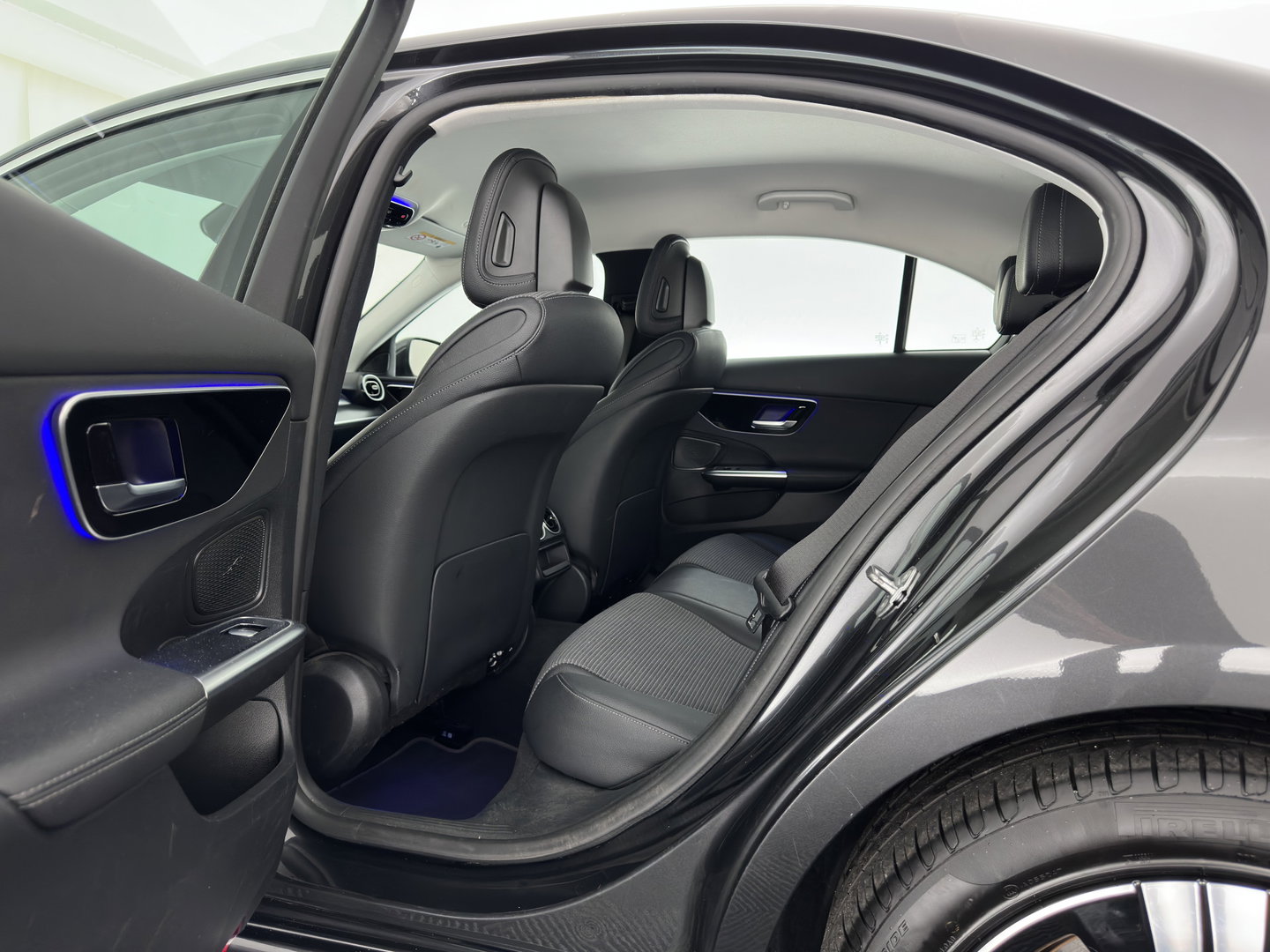 Mercedes-Benz C-Klasse 300 e Luxury Line (INCL-BTW)  *AUT | FULL-LED |  WIDESCREEN-COCKPIT | COMFORTSEATS | ADAPTIVE-CRUISE | CAMERA | NAVI-FULLMAP | SHIFTPADDLES | PRIVACY-GLASS | DAB | AMBIENTLIGHT | 17''