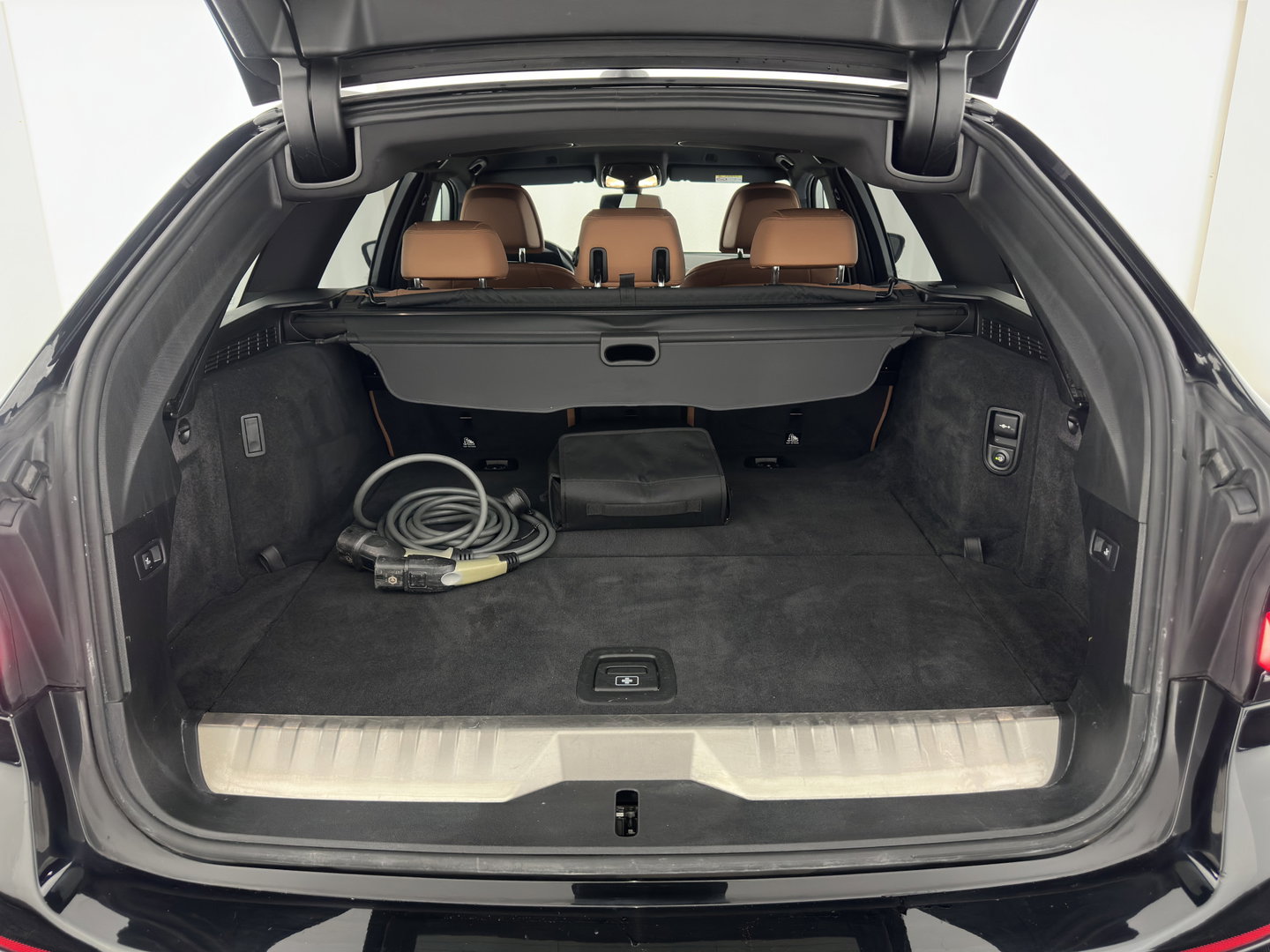 BMW 5 Serie Touring 530e Business Edition Plus (Plug-in) (INCL-BTW) *LEATHER | FULL-LED | MEMORY-PACK | HEATED-SPORTSEATS | NAVI-FULLMAP | PRIVACY-GLASS | ECC | PDC | CRUISE | TOWBAR | 18''ALU*