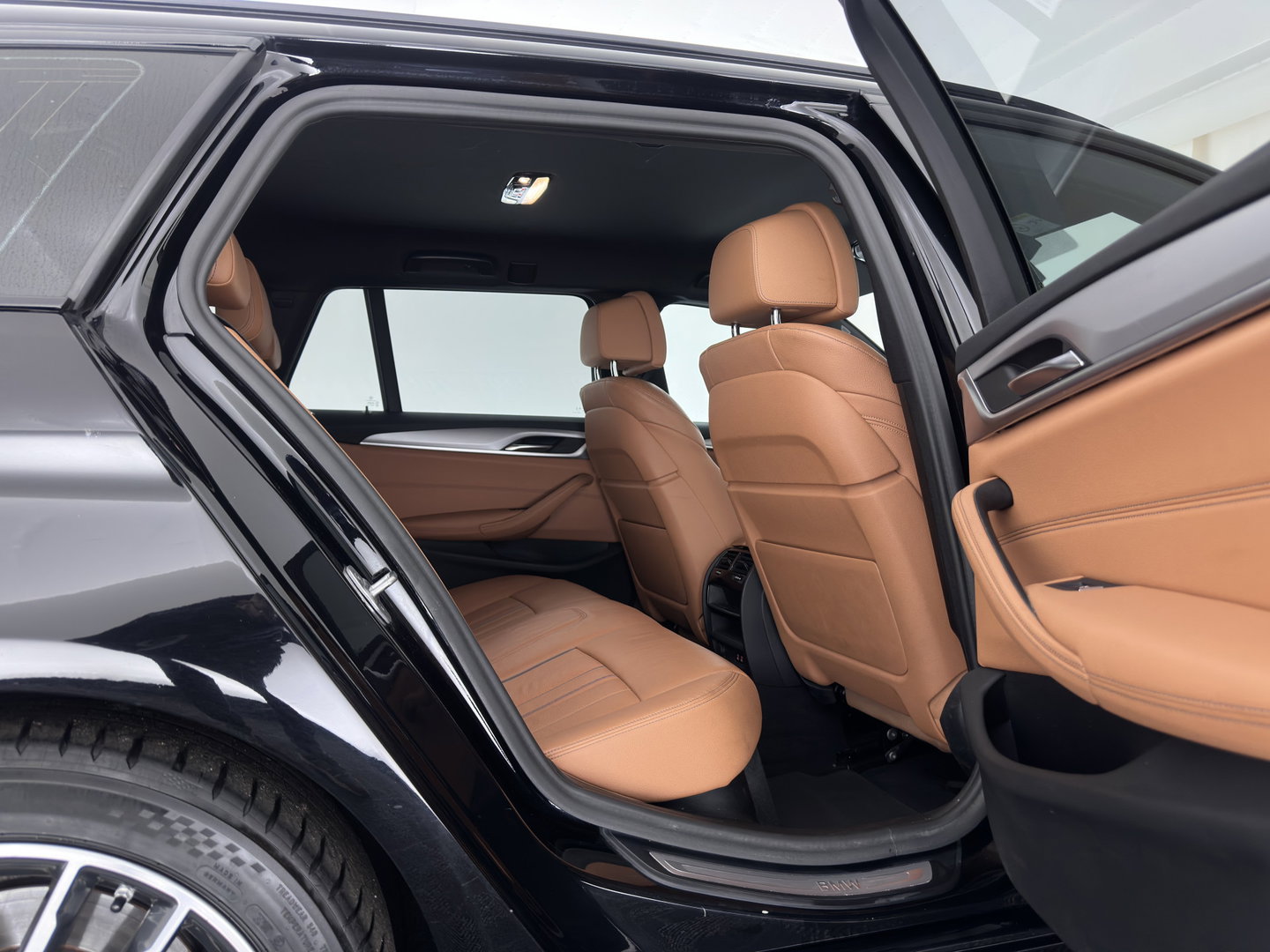BMW 5 Serie Touring 530e Business Edition Plus (Plug-in) (INCL-BTW) *LEATHER | FULL-LED | MEMORY-PACK | HEATED-SPORTSEATS | NAVI-FULLMAP | PRIVACY-GLASS | ECC | PDC | CRUISE | TOWBAR | 18''ALU*