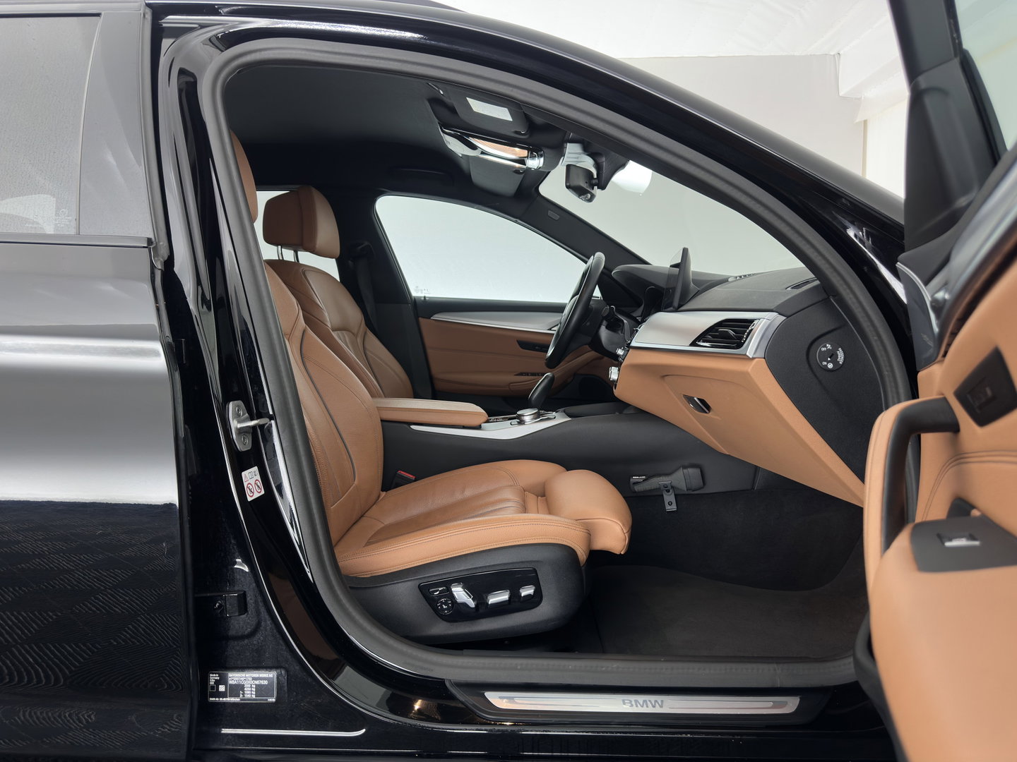 BMW 5 Serie Touring 530e Business Edition Plus (Plug-in) (INCL-BTW) *LEATHER | FULL-LED | MEMORY-PACK | HEATED-SPORTSEATS | NAVI-FULLMAP | PRIVACY-GLASS | ECC | PDC | CRUISE | TOWBAR | 18''ALU*