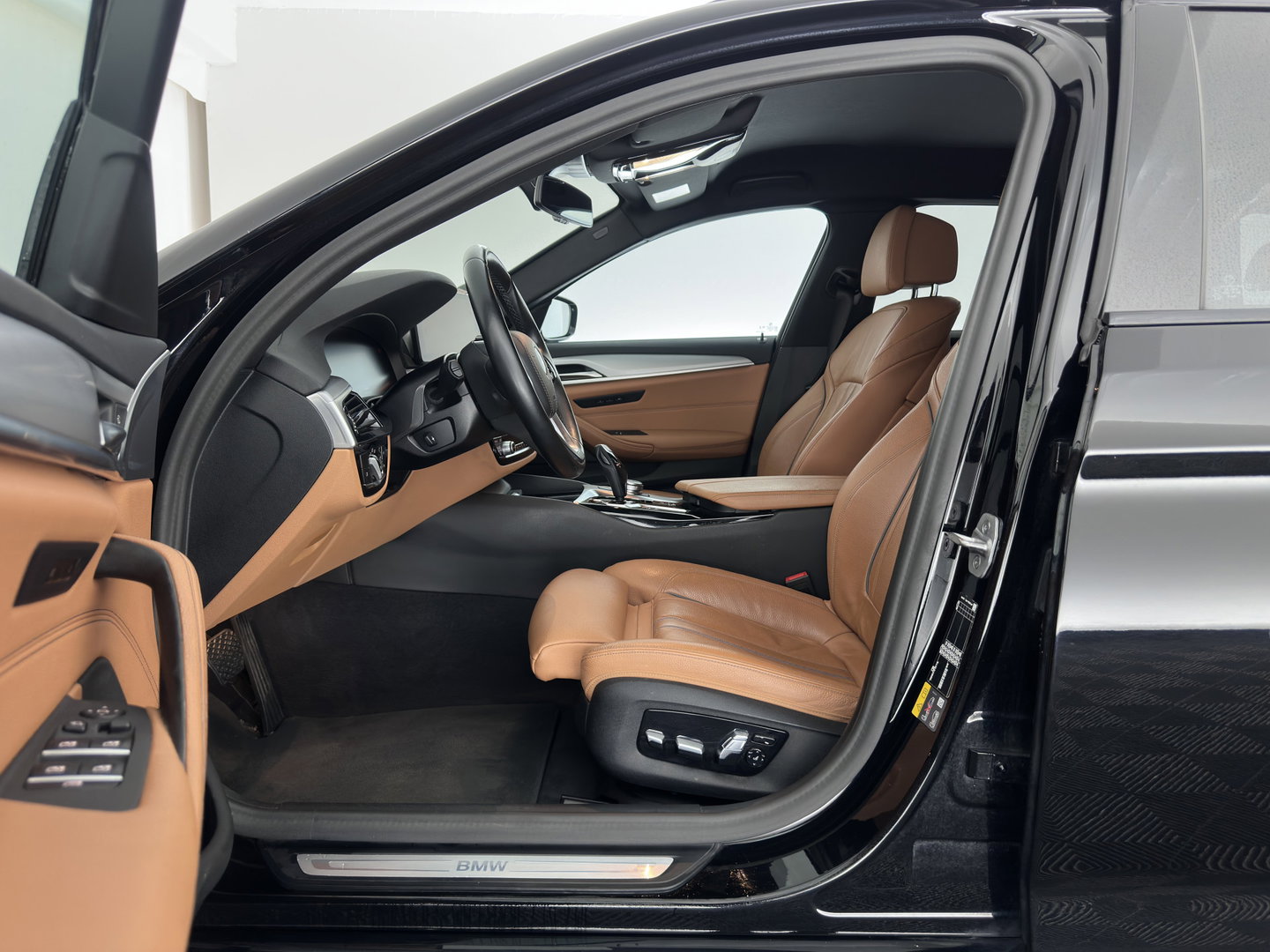 BMW 5 Serie Touring 530e Business Edition Plus (Plug-in) (INCL-BTW) *LEATHER | FULL-LED | MEMORY-PACK | HEATED-SPORTSEATS | NAVI-FULLMAP | PRIVACY-GLASS | ECC | PDC | CRUISE | TOWBAR | 18''ALU*