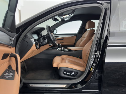 BMW 5 Serie Touring 530e Business Edition Plus (Plug-in) (INCL-BTW) *LEATHER | FULL-LED | MEMORY-PACK | HEATED-SPORTSEATS | NAVI-FULLMAP | PRIVACY-GLASS | ECC | PDC | CRUISE | TOWBAR | 18''ALU*