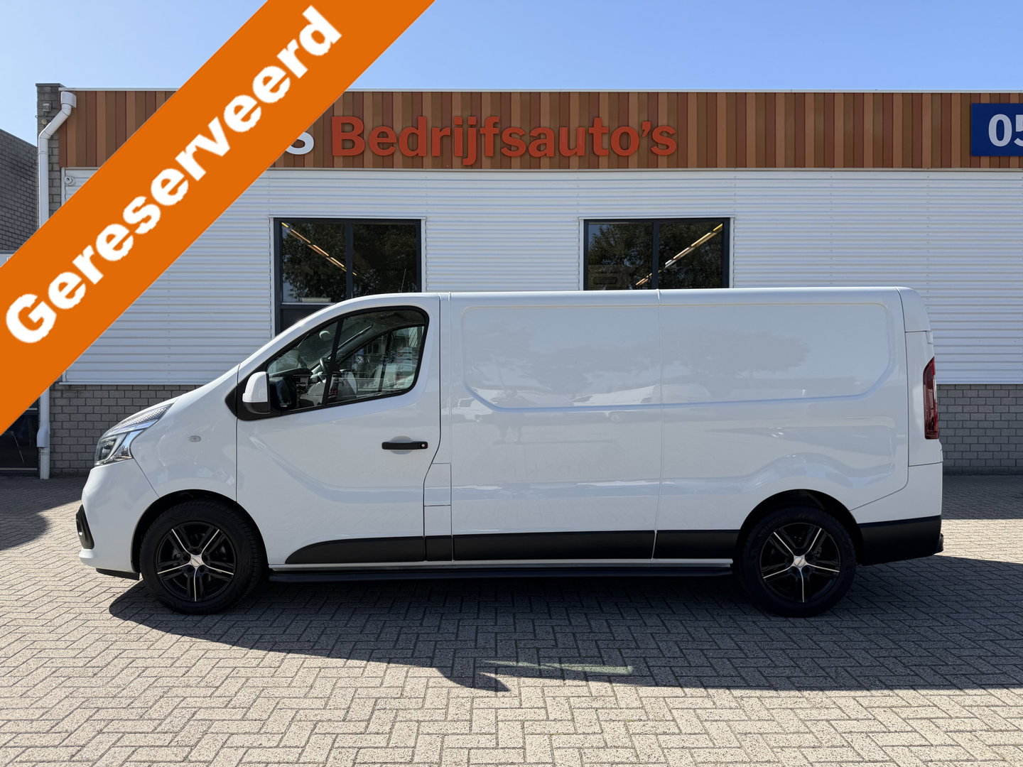 Renault Trafic 2.0 dCi 120pk T29 L2H1 Comfort / vaste prijs rijklaar € 19.950 ex btw / euro 6 / bpm vrij / lease vanaf € 336 / airco / cruise / navi / camera / lichtmetalen velgen / nieuwe koppeling !