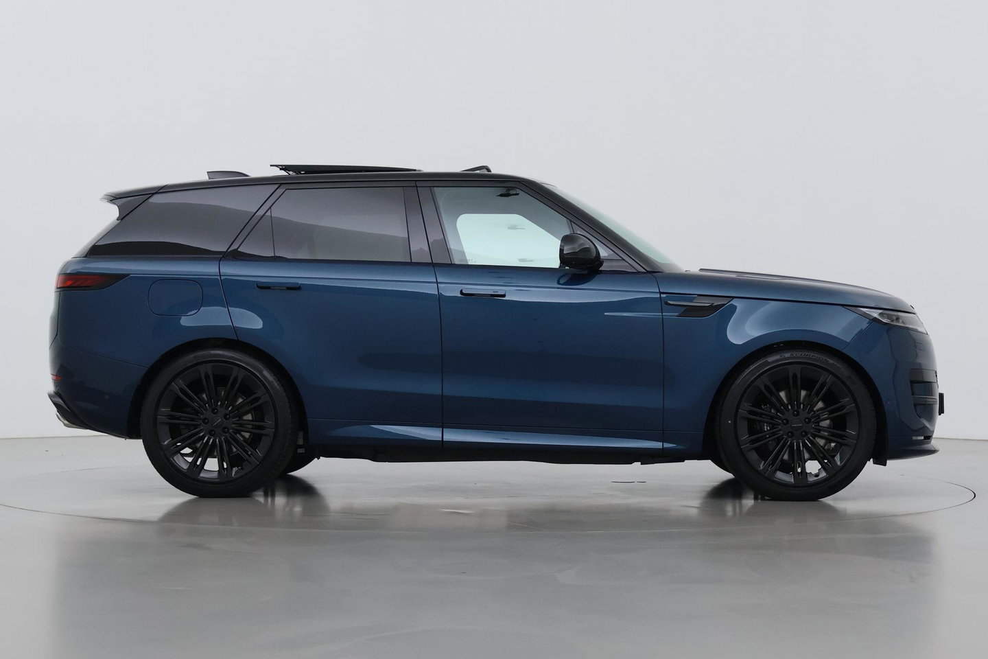 Land Rover Range Rover Sport P460e Dynamic HSE | SV Petrolix Blue | 23 Inch | Meridian Surround | ClearSight | Koelbox | Panoramadak | Trekhaak