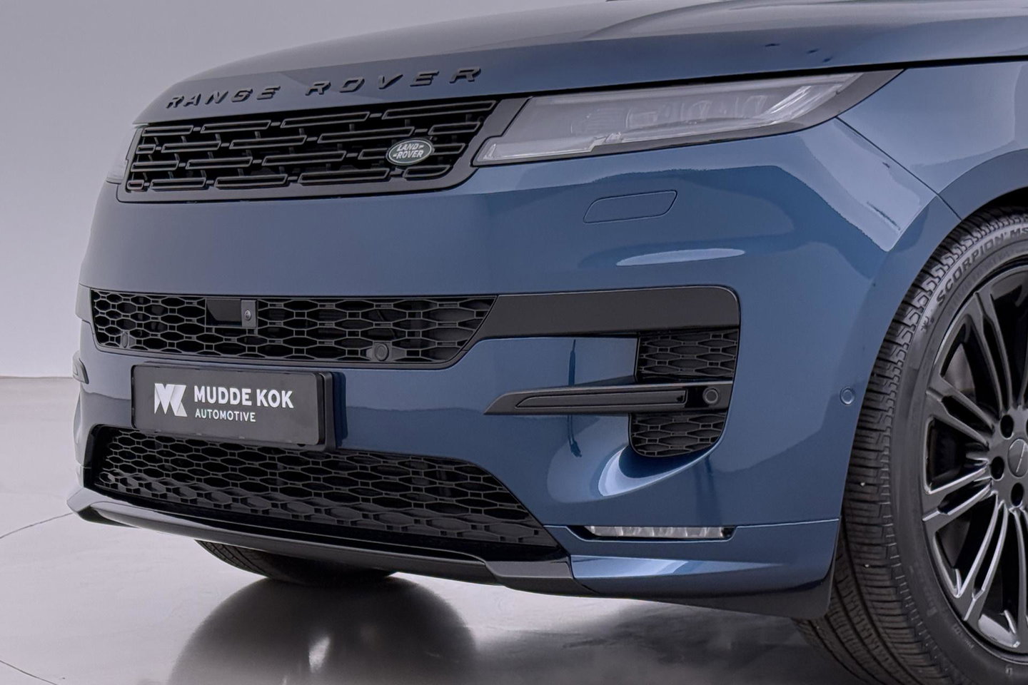 Land Rover Range Rover Sport P460e Dynamic HSE | SV Petrolix Blue | 23 Inch | Meridian Surround | ClearSight | Koelbox | Panoramadak | Trekhaak
