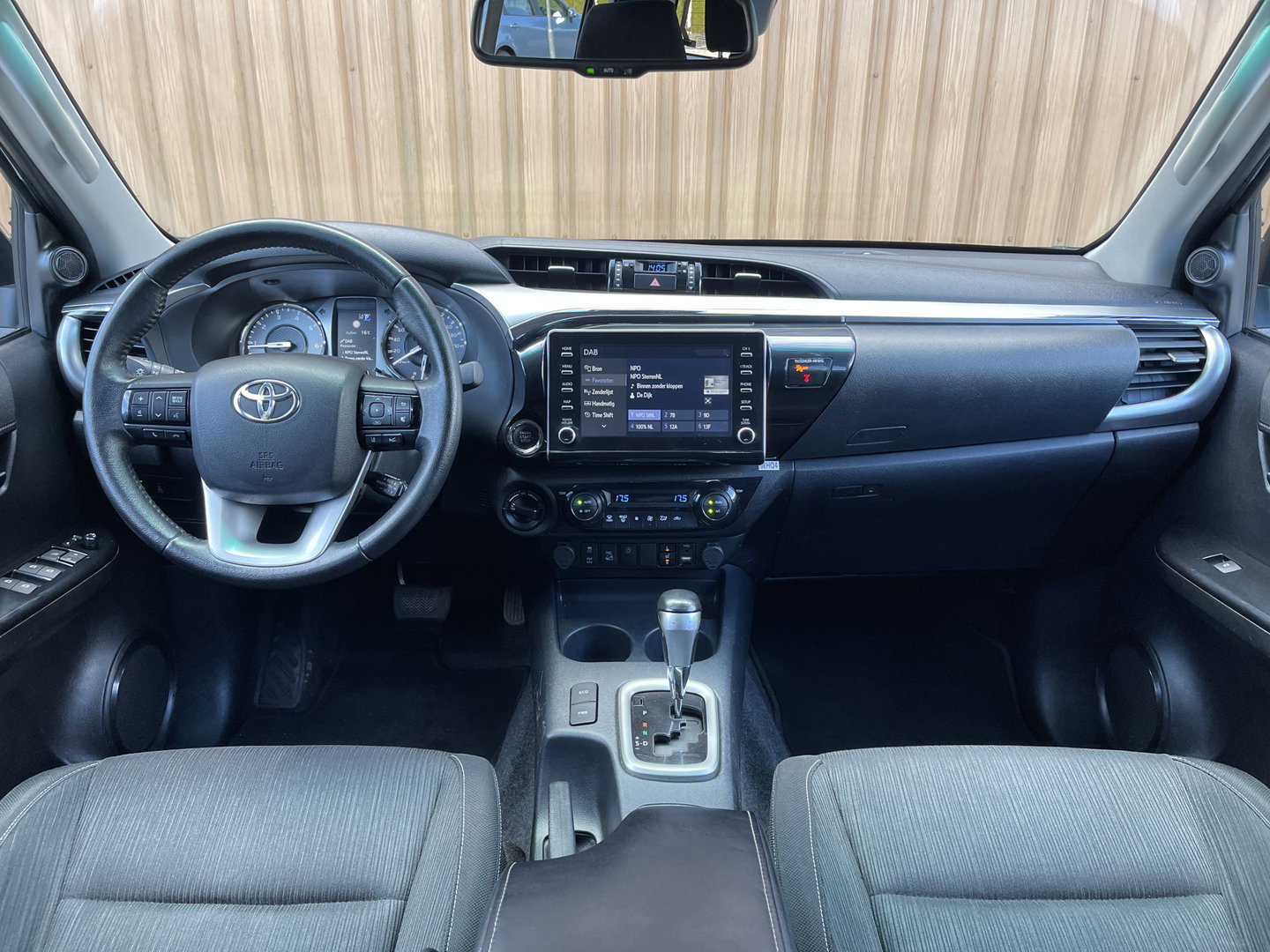 Toyota Hilux 2.8 D-4D Double Cab Executive | 2 Zits | Apple Carplay | DAB | Camera Achter | Led dagrijverlichting |