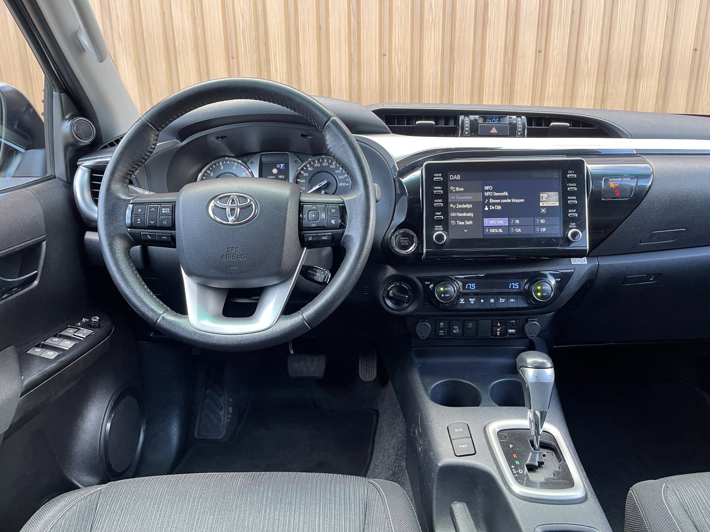 Toyota Hilux 2.8 D-4D Double Cab Executive | 2 Zits | Apple Carplay | DAB | Camera Achter | Led dagrijverlichting |