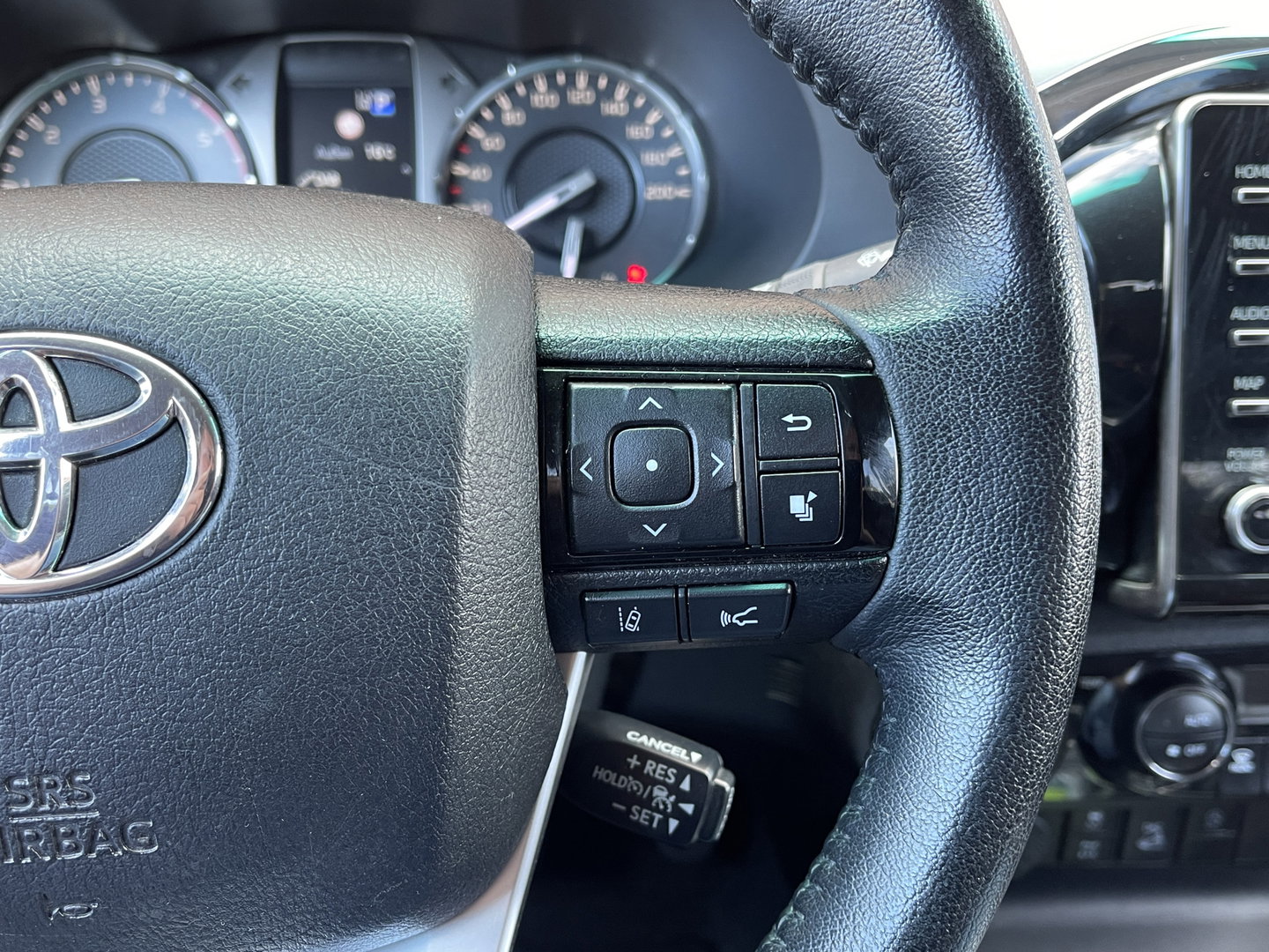 Toyota Hilux 2.8 D-4D Double Cab Executive | 2 Zits | Apple Carplay | DAB | Camera Achter | Led dagrijverlichting |