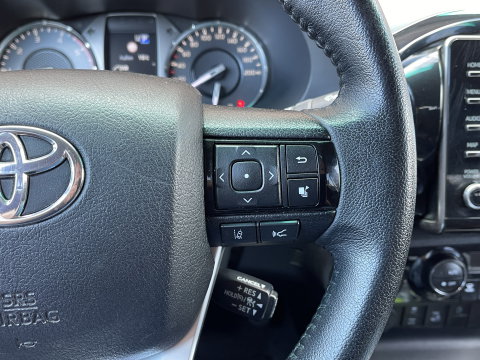 Toyota Hilux 2.8 D-4D Double Cab Executive | 2 Zits | Apple Carplay | DAB | Camera Achter | Led dagrijverlichting |